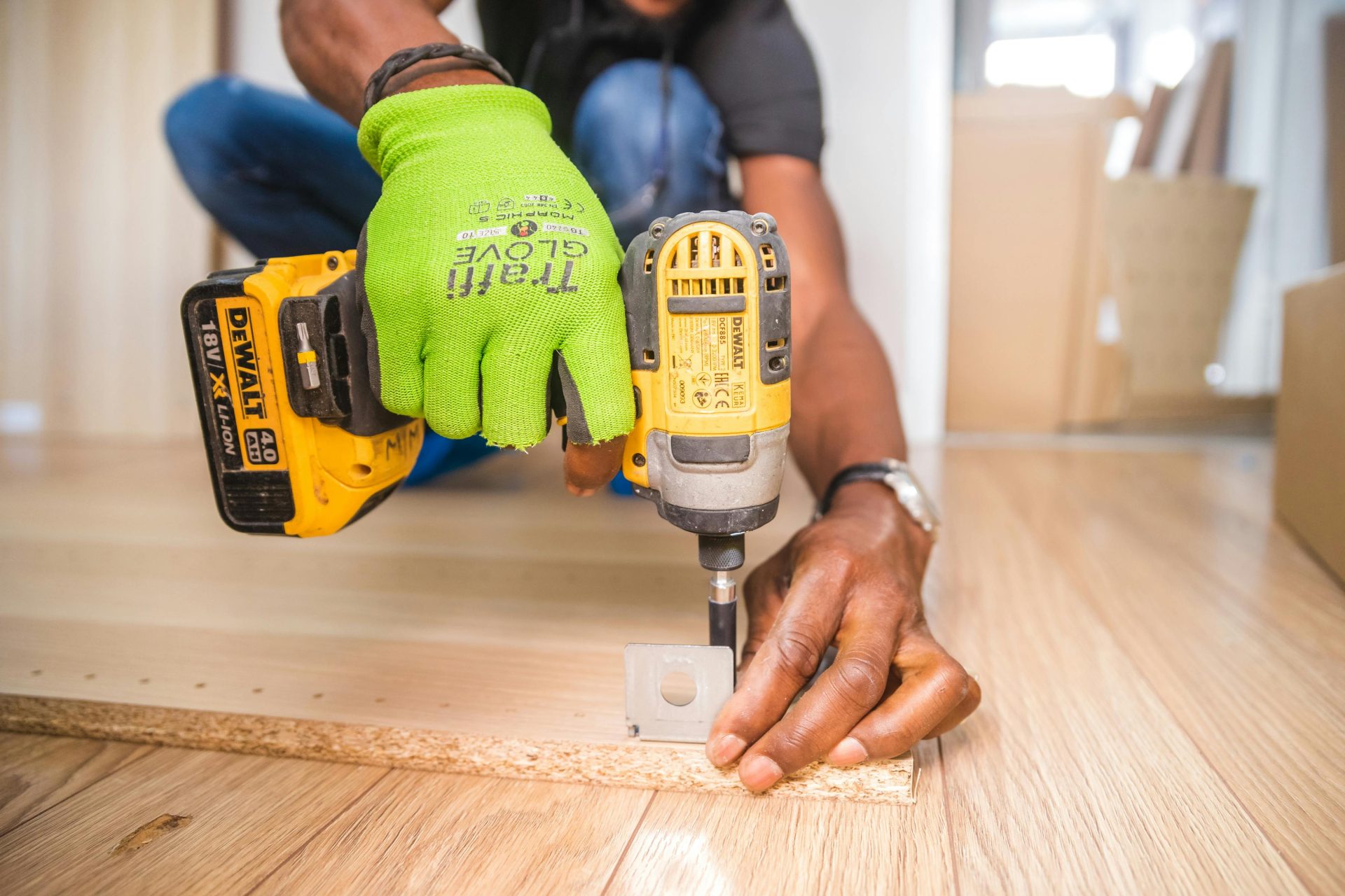 Hombre usando una máquina de DeWalt
