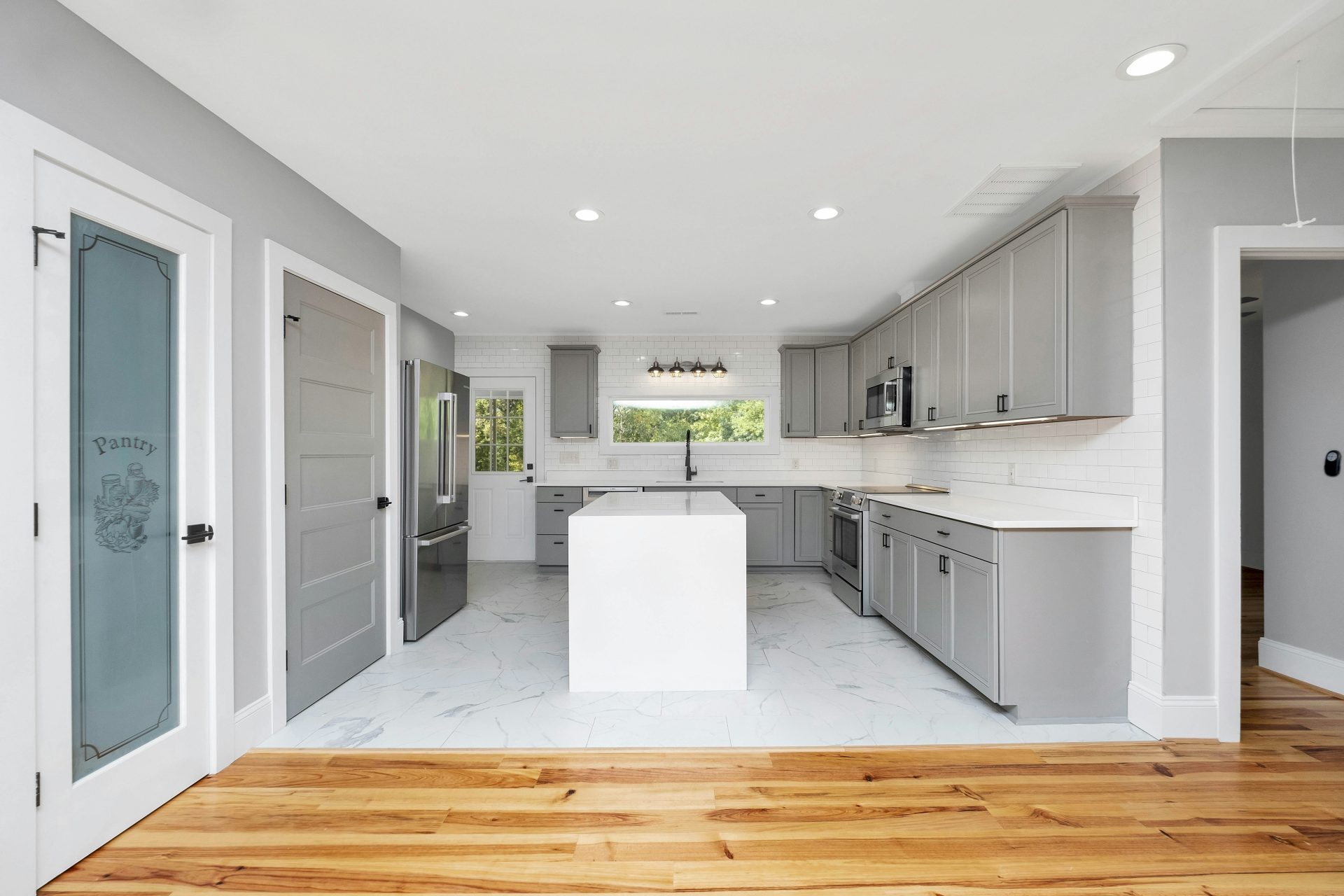 cocina blanca con isla americana