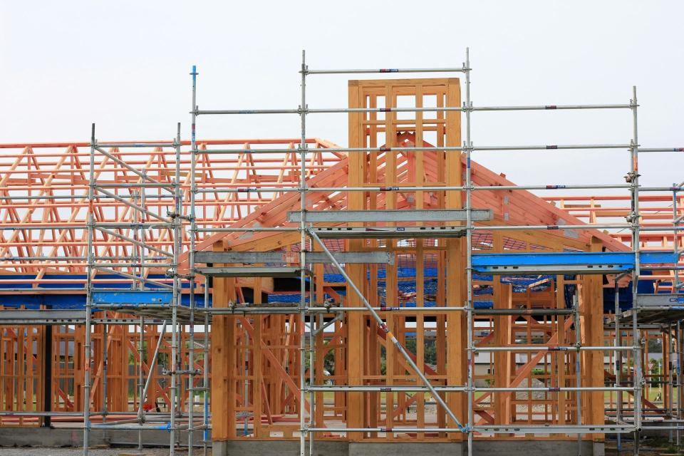 Andamios en casa de madera en construcción