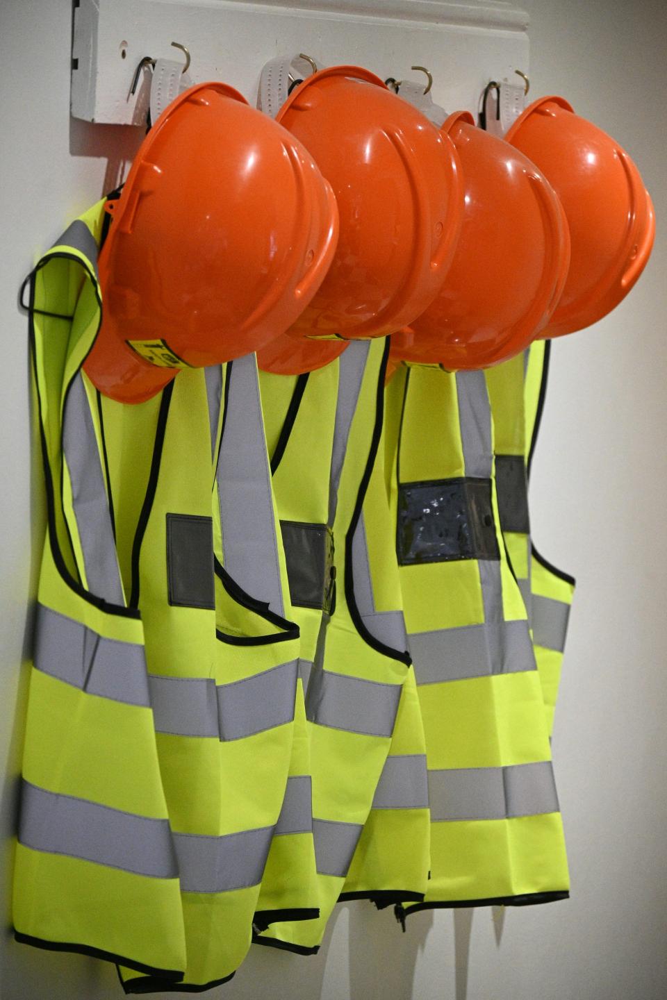 Chalecos y cascos de seguridad