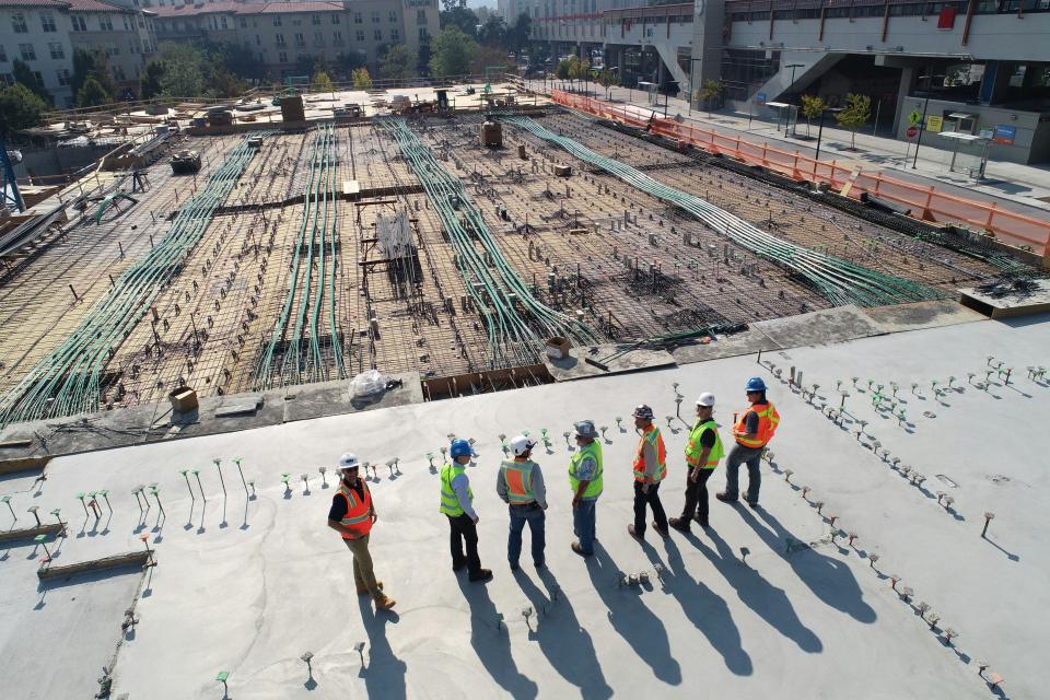 Trabajadores de la construcción sobre cimiento
